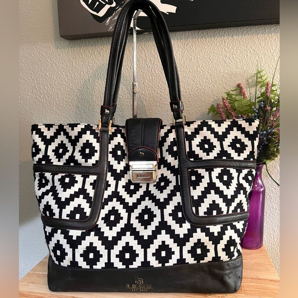 ❣️LAMB Clearance❣️LAMB by Gwen Stefani “Clydebank” Tote style Handbag.